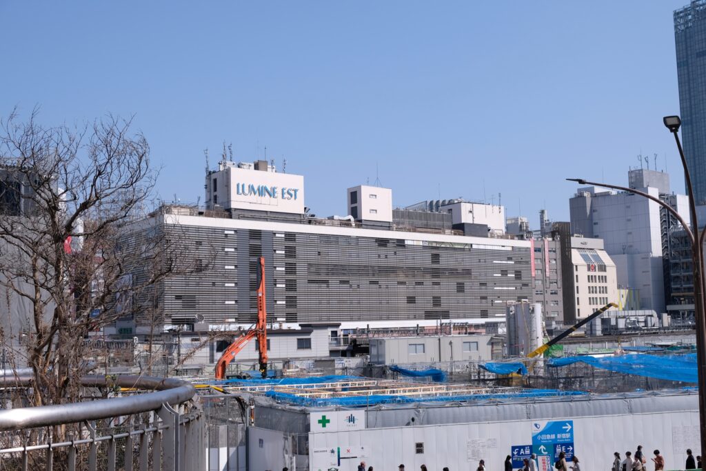 小田急百貨店がなくなって、東口の建物が見えます。